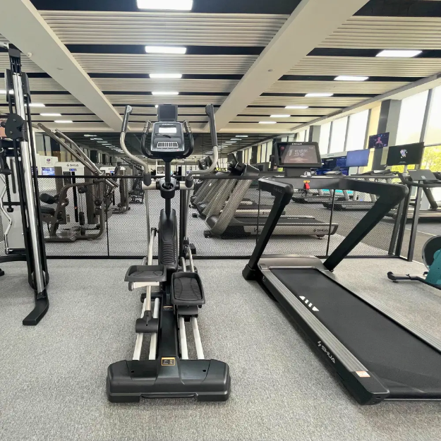 bicicleta eliptica semiprofesionala x5 shua in sala de fitness